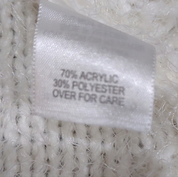 White Fuzzy Sweaterer By Relativity ♥️ - Picture 9 of 9